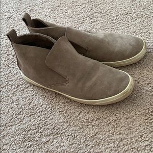 gray shoes